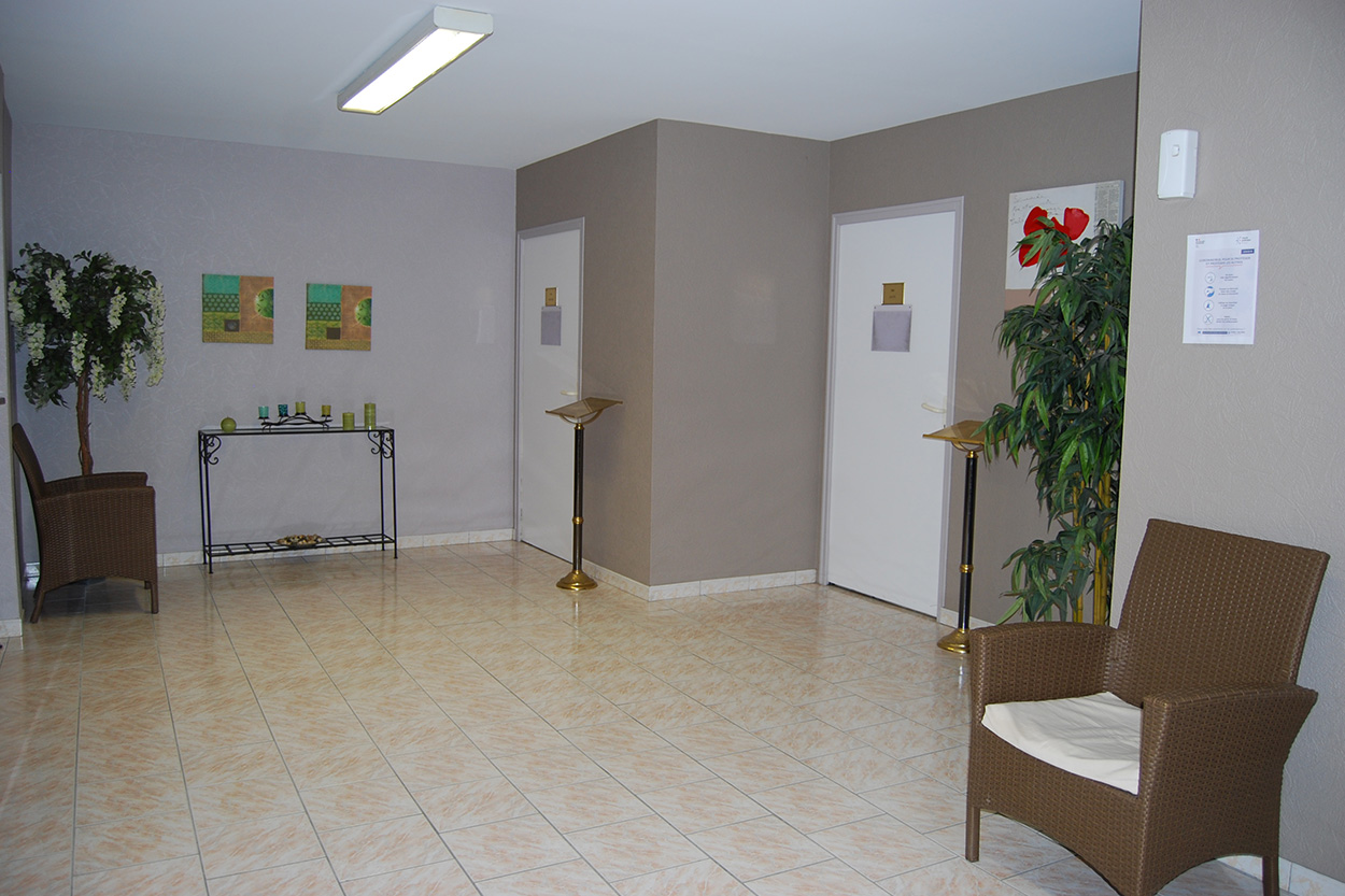 Hall intérieur du funérarium Pompes Funèbres des Landes à Tartas