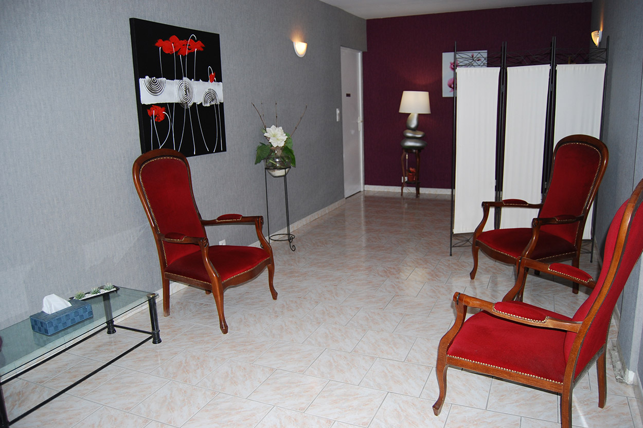 Salon de recueillement avec fauteuils rouges au funérarium de Tartas